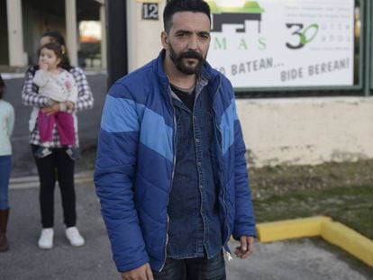  La familia Manzanares Cort&eacute;s con Pedro en primer t&eacute;rmino y su mujer y dos hijas al fondo en la puerta del alabergue donde est&aacute;n instalados hasta que se resuelva su situaci&oacute;n.