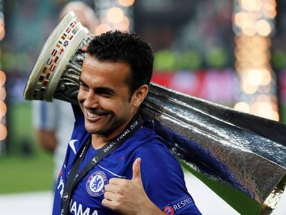 Pedro, con la copa de la Europa League. 