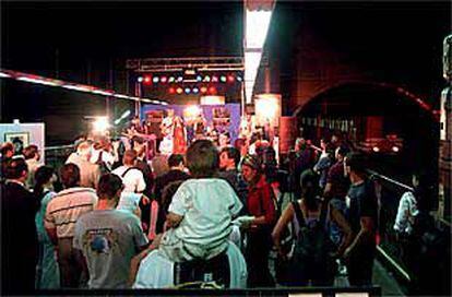 Usuarios del metro disfrutan de la actuación musical durante la inauguración de Fotorock 2001 en la estación de Mar de Cristal.