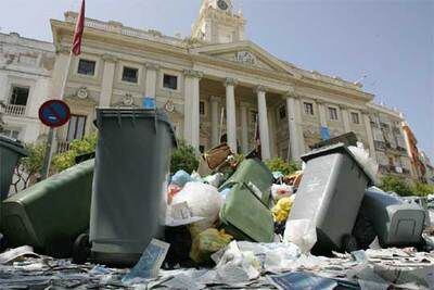 Basura arrojada ayer por los trabajadores del servicio de limpieza de Cádiz frente a la sede del Ayuntamiento durante una protesta.