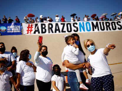 Una familia mexicana participa en la campaña "Abrazos, no muros"  en la frontera entre Ciudad Juárez, México y El Paso, Estados Unidos, en junio de 2021.