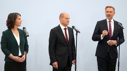 Annalena Baerbock (Los Verdes), Olaf Scholz (SPD) y Christian Lindner (FDP) comparecen ante los medios, este viernes en Berlín.