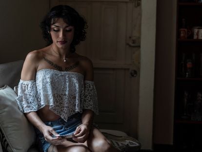 Citrina, persona con experiencia de vida transfemenina, durante una entrevista en su apartamento en Soacha, Cundinamarca, Colombia, el 16 de septiembre de 2022