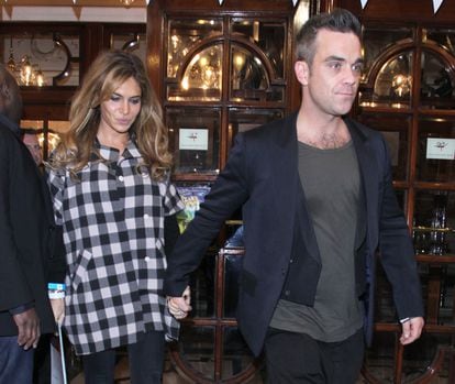Robbie Williams y su esposa Ayda Field en Londres.