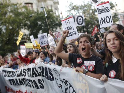 Estudiantes se manifiestan contra las reválidas y la LOMCE, en Madrid.