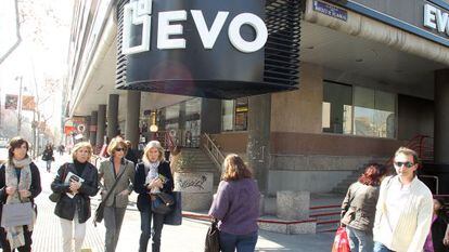 Fachada de una oficina de Evo Banco en Madrid