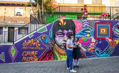 Un grafitti en la Comuna 13 de Medellín, donde Casa Kolacho trabaja por reducir la violencia con la cultura hip hop como única arma