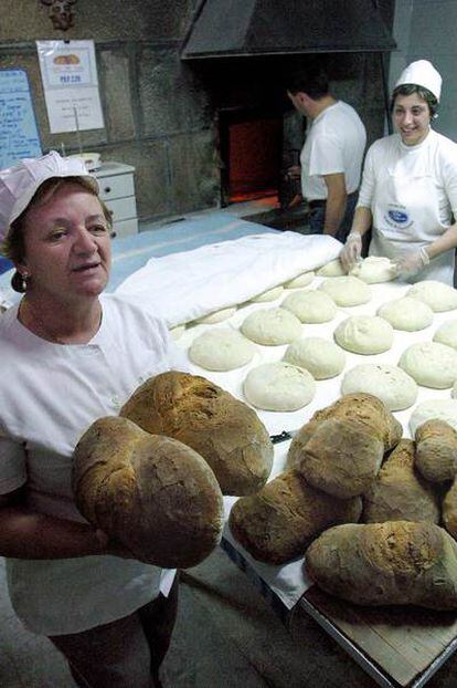 Empresaria y empleadas de un horno en Orense que elabora panes tradicionales de la región.