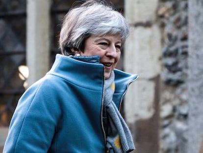 Theresa May, saliendo de misa este domingo.