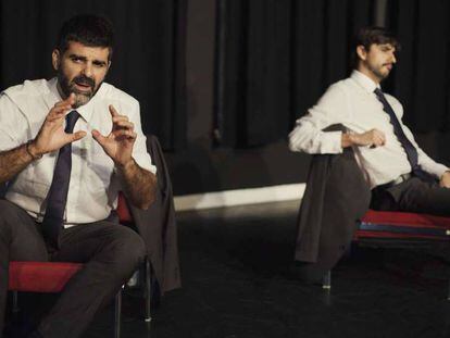Javier Lara y Juan Ceacero, en Sueños y visiones de Rodrigo Rato, en El Pavón Teatro Kamikaze. En vídeo, entrevista a los actores.