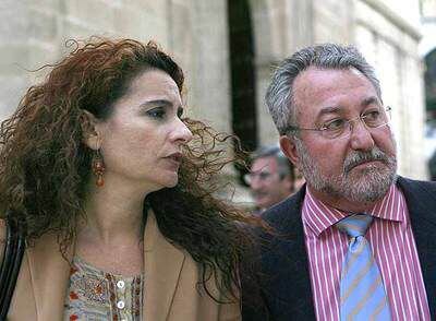 La consejera de Salud, María Jesús Montero, junto al investigador Bernat Soria.