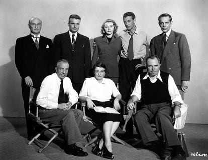 Robert Douglas, Kent Smith, Patricia Neal, Gary Cooper, Raymond Massey, Henry Blanke, Ayan Rand y King Vidor durante el rodaje de The Fountain Head en 1949, en 1948.   