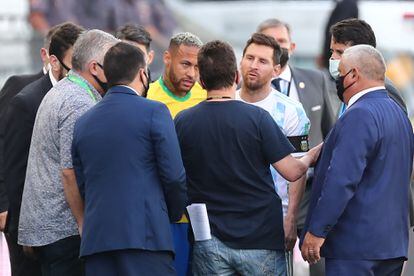 Neymar y Messi hablan con funcionarios brasileños durante un partido entre Brasil y Argentina.