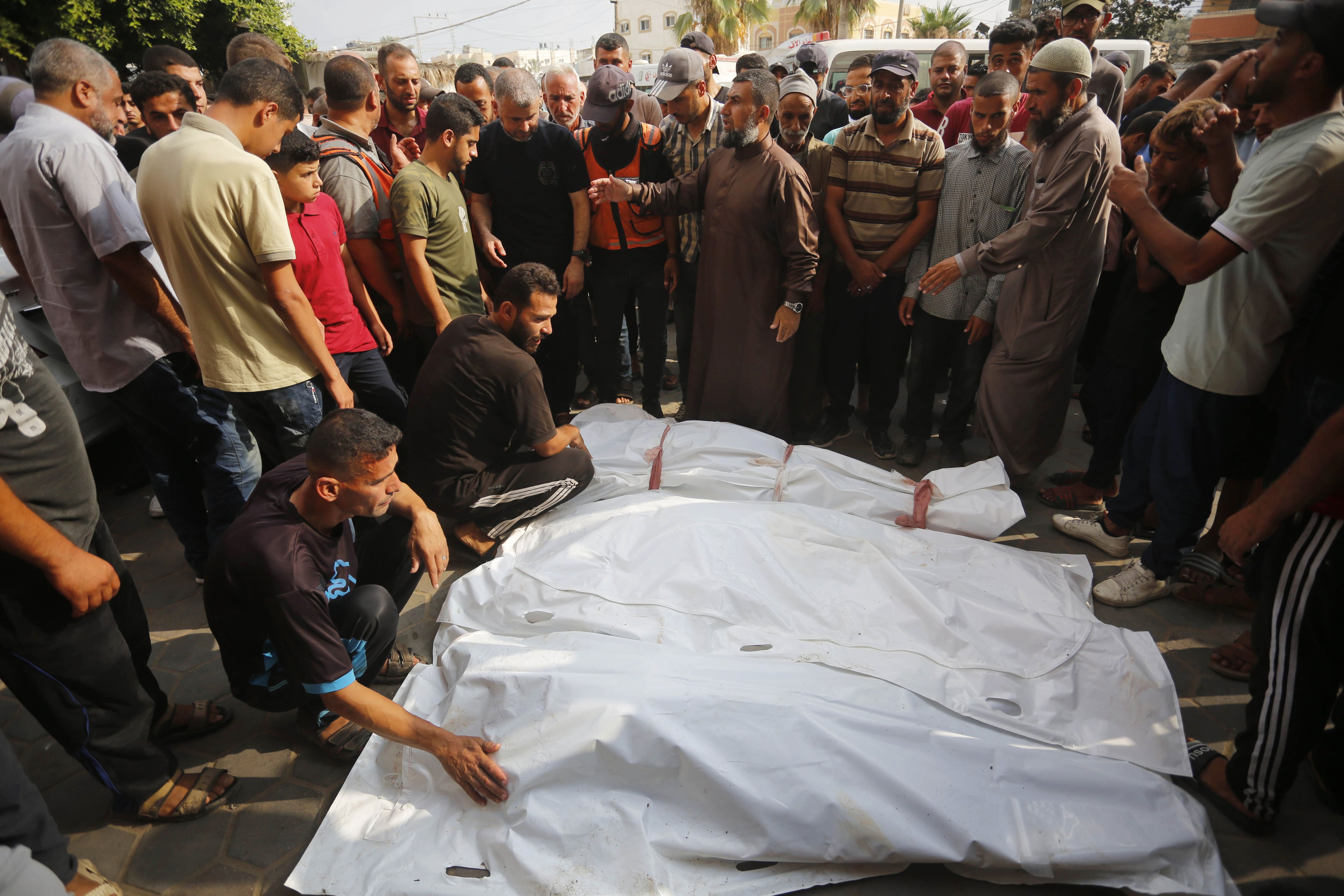 Ciudadanos y familiares de tres vícimas de los ataques isrealíes al campo de refugiados de Nuseirat atienden al funeral este viernes en Gaza.