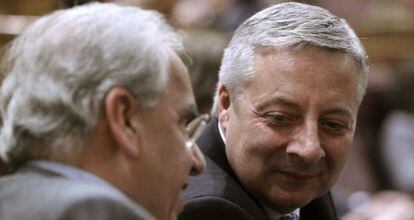 José Blanco, junto a Alfonso Guerra en el Congreso