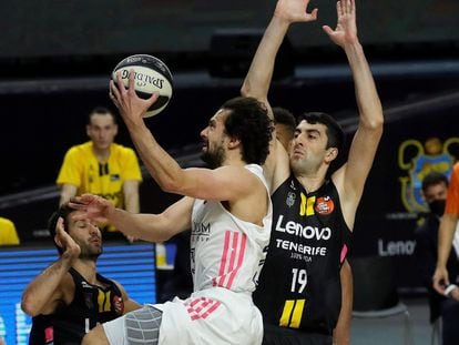 Llull supera a Shermadini en su entrada a canasta. acbphoto