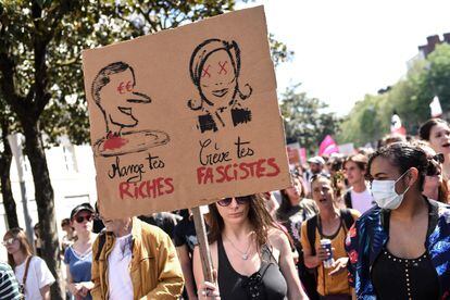 Una manifestante sostiene una pancarta crítica contra Emmanuel Macron y Marine Le Pen, en Nantes, este sábado.