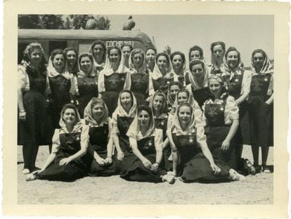 Grupo de mujeres que participaron en el homenaje a Franco, al que llegaron más de 10.000 de toda España.