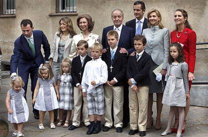 Imagen de la familia real durante la comunión de los hijos mayores de los duques de Palma.