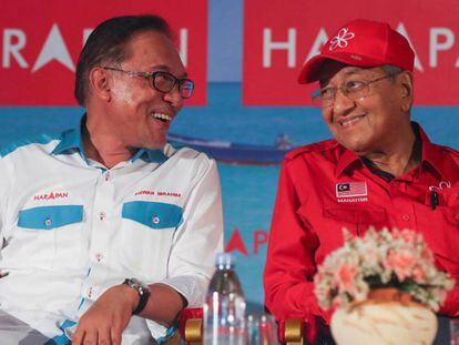 El primer ministro de Malasia, Mahathir Mohamad, conversa con Anwar Ibrahim durante la campaña electoral en Port Dickson, Malasia.