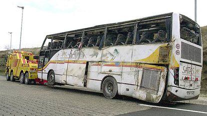 El autocar de línea París-Casablanca, después del accidente ocurrido cerca de Quintanapalla, Burgos.