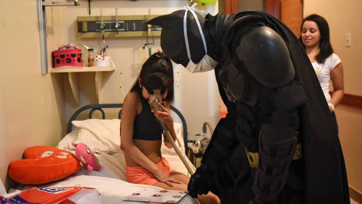 Este Batman argentino visita a los niños enfermos de La Plata | Vídeos | EL  PAÍS