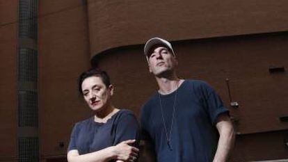 Los artistas Itziar Okariz y Sergio Prego, el lunes en Madrid.