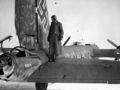 Un aviador alem&aacute;n sobre un bombardero Heinkel He-177 como el que ten&iacute;a que pilotar Peter Brill.