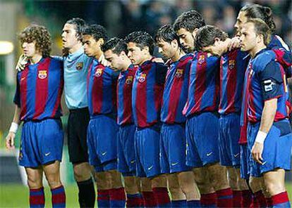Los futbolistas del Barça, durante el minuto de silencio que guardaron en Glasgow.