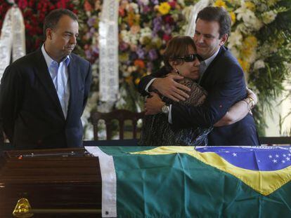 Vera Lucia, viuda de Niemeyer, abraza al alcalde de R&iacute;o de Janeiro, Eduardo Paes al lado del gobernador de la ciudad, Sergio Cabral.