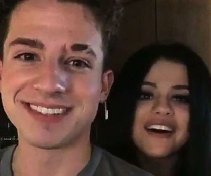 CÓMO EMPEZÓ TODO. Selena es para Justin Bieber como ese trozo de pizza que te has dejado porque no te apetece, pero que no quieres que se lo coma otro, por si cambias de opinión. Charlie Puth es ese otro. Un cantante avispado de 24 años que ha sabido aprovechar lo que Bieber había descartado. "Ella es muy, muy impresionante y es una cantante fantástica. Es increíble en el estudio, y me encanta trabajar con cantantes que saben qué hacer de inmediato”. Charlie habla de Selena con admiración y respeto, pero la cantante comparte algo más que un par de duetos con Charlie. ¿La reacción de Bieber al enterarse del nuevo romance? Hace solo unos días compartió con sus 64 millones de seguidores una foto antigua en la que aparecía besando a Selena.

QUÉ FUTURO LES ESPERA. Este noviazgo relajado ha dejado a Justin en el banquillo donde van a sentarse los jugadores paquete que nadie quiere ver jugar. "Charlie está más implicado que Selena en la relación, pero ella quiere intentarlo y darle una oportunidad. Los dos se lo están tomando con calma", declara una fuente cercana a la pareja. Selena y Charlie harán una gira conjunta este verano. Y ya se sabe que cuando se mezcla placer y trabajo...