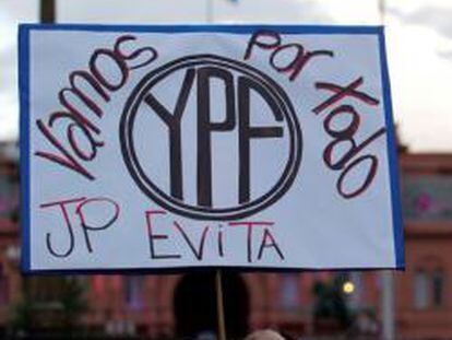 Unos manifestantes apoyan la expropiación de YPF ante la Casa Rosada el 17 de abril de 2012