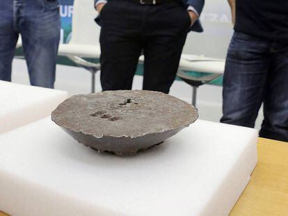 En primer término, el lingote de plata hallado en aguas de Getaria (Gipuzkoa).