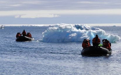 Grupos de científicas se acercan a la orilla en barcos asistentes y se preparan para explorar en tierra.