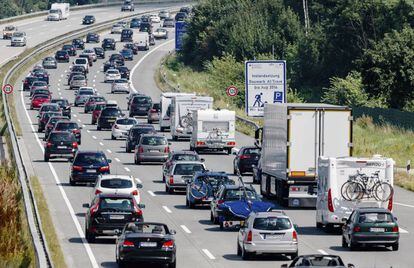 Imagen de un atasco en la autov&iacute;a A1, cerca de Hamburgo. 