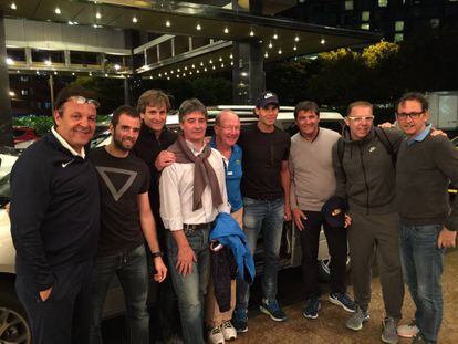 De izquierda a derecha, en una imagen tomada en Melbourne: Sebastià Nadal, Rafael Maymó, Carlos Costa, Ángel Ruiz Cotorro, Iain, Rafael Nadal, Toni Nadal, Jordi Robert y Benito Pérez-Barbadillo.