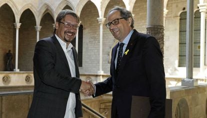 El president Quim Torra i el líder dels comuns, Xavier Domènech, aquest migdia a la Generalitat.