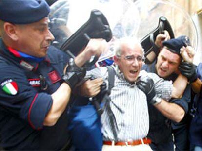El líder antiglobalización Vittorio Agnoletto, protegido por la policía de un ataque de jóvenes en el barrio judío de Roma.