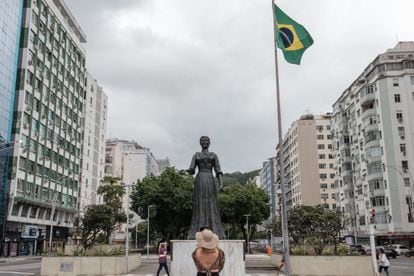 Un turista fotografía la estatua de la princesa Isabel ubicada en el barrio de Copacabana de la ciudad de Río de Janeiro (Brasil).