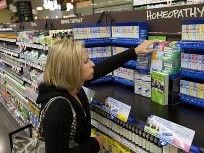 Una usuaria adquiere productos homeopáticos.