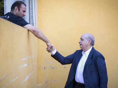 Fernández Díaz en una visita a una empresa de Viladecans (Barcelona). M. Minocri