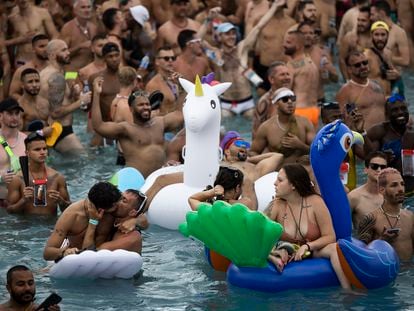 Una mujer se baña en el Water Park Day del Circuit Festival en el parque acuatico Isla Fantasia, donde se han dado cita más de 10.000 gays venidos de todo el mundo.