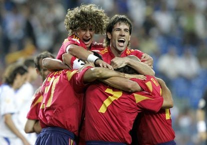 Puyol, Albelda (derecha, arriba) y Raúl, entre otros, abrazan a Valerón (izquierda) , después de que marcara el gol ante rusia en la Eurocopa de 2004.