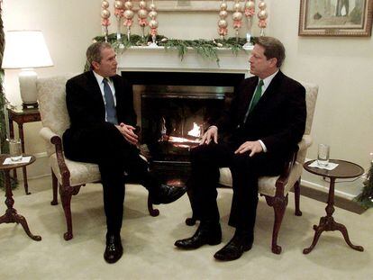 Al Gore (derecha) y George W. Bush, reunidos en Washington en diciembre de 2000.