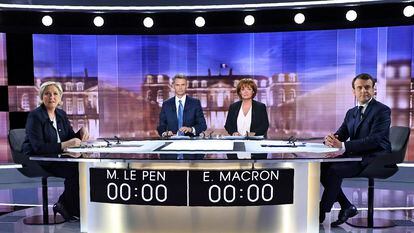 Marine Le Pen y Emmanuel Macron posan antes de comenzar el debate electoral el 3 de mayor de 2017.