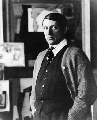  Pablo Picasso (1881 - 1973) en su estudio en la década de 1920. 