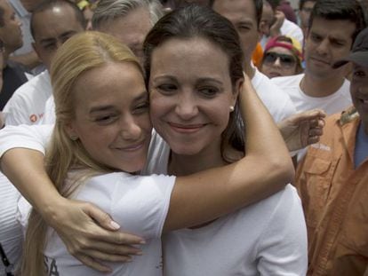 Machado (d) abraza a Lilian Tintori, esposa de Leopoldo López