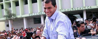 El candidato izquierdista Rafael Correa saluda a los simpatizantes en la jornada de elecciones.