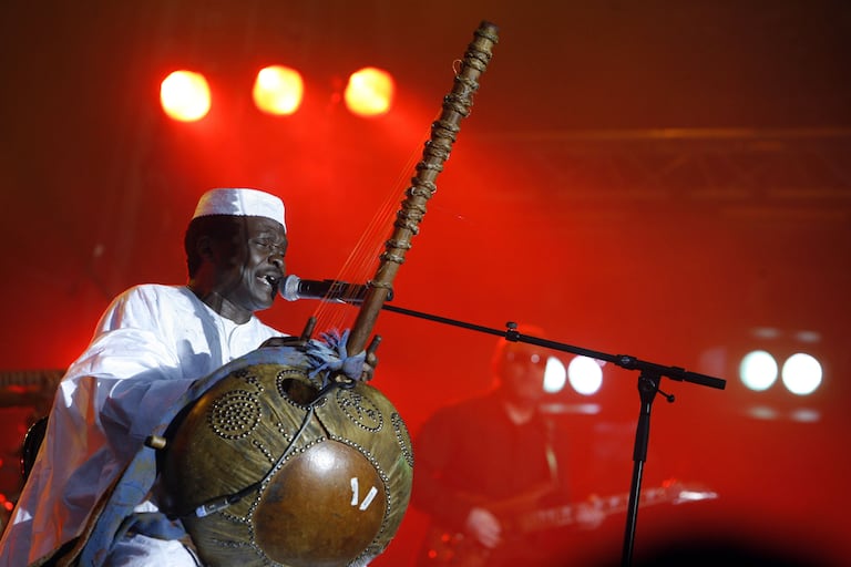 Mory Kanté, el 13 de julio de 2007, durante un concierto en París.