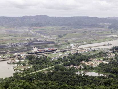 Vista aérea de las obras del canal de Panamá, donde participó FCC. 